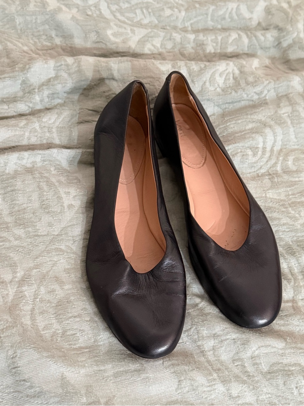 Lewit black short half an inch heeled flats